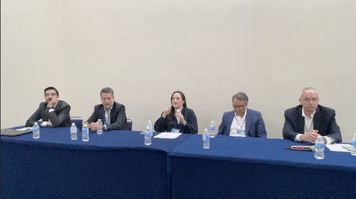 Mesa de Descarbonización, en el Congreso de Eficiencia Energética y Energías Limpias 2024: Nelson Delgado; Asolmex, Daniel García, Modulo Solar; Luisa Sierra, ICM; Israel Hurtado, H2MEX; Héctor j. Treviño, AMDEE.